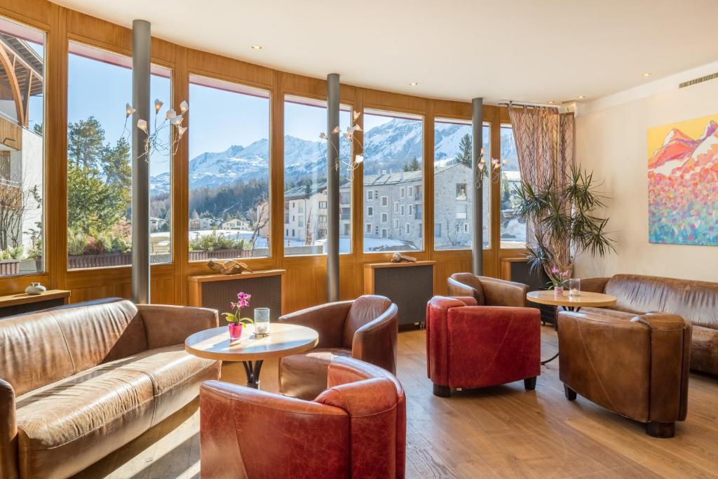 Nespecifikovaný výhled na hory nebo výhled na hory při pohledu z hotelu