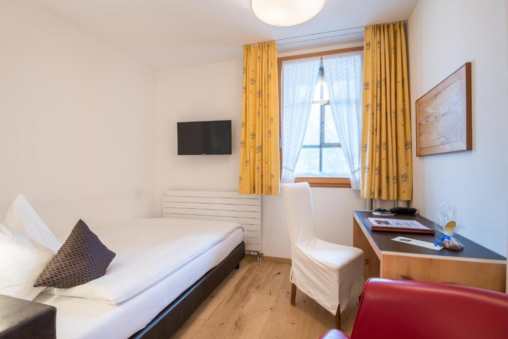 TV a/nebo společenská místnost v ubytování Schweizerhaus Swiss Quality Hotel