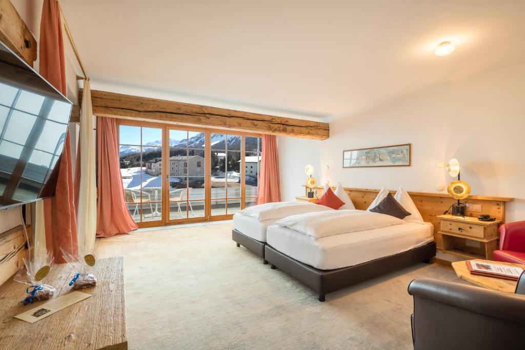 Postel nebo postele na pokoji v ubytování Schweizerhaus Swiss Quality Hotel
