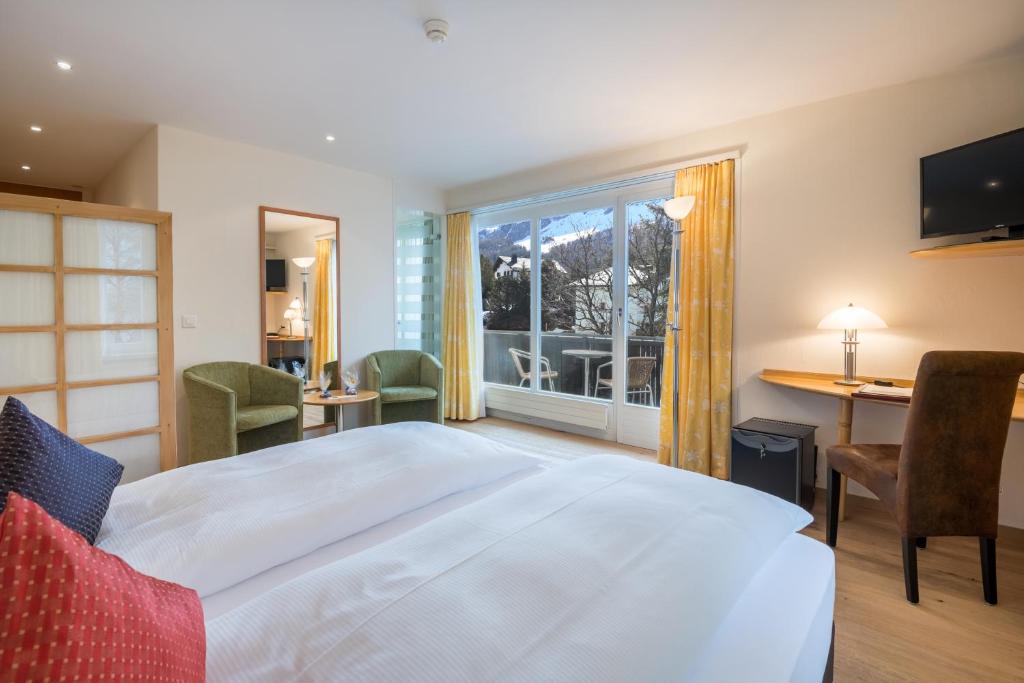 Postel nebo postele na pokoji v ubytování Schweizerhaus Swiss Quality Hotel