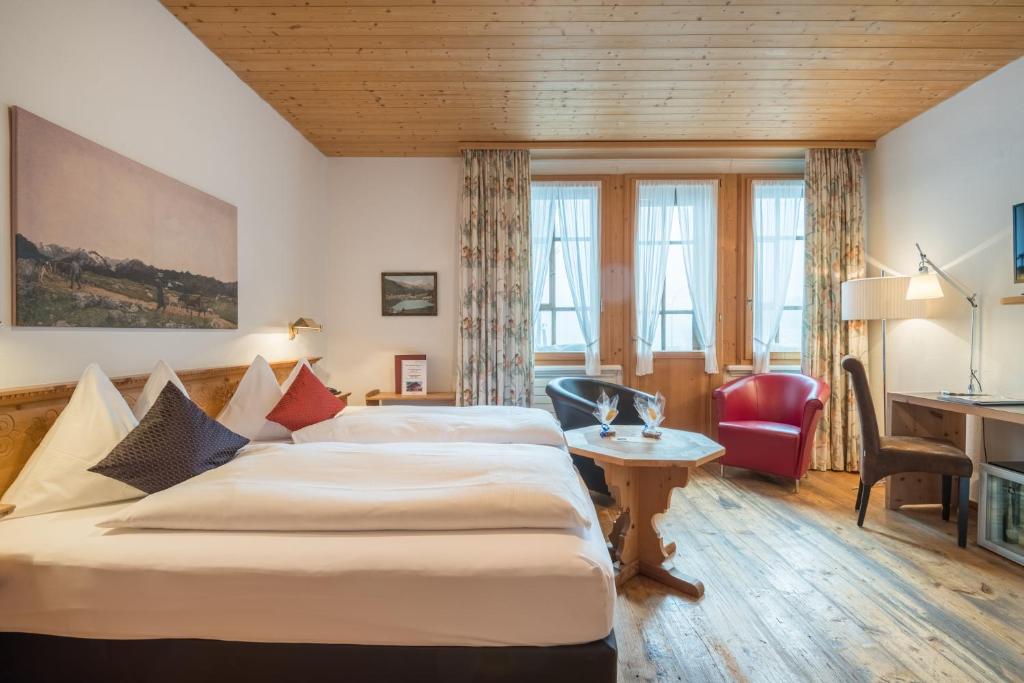 Postel nebo postele na pokoji v ubytování Schweizerhaus Swiss Quality Hotel