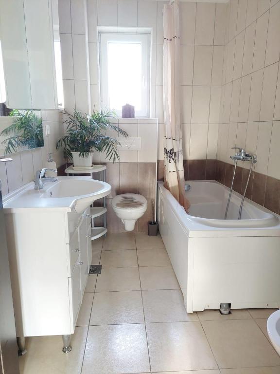 Kúpeľňa v ubytovaní Villa Ivy with perfect privacy, pool, sauna and jacuzzi