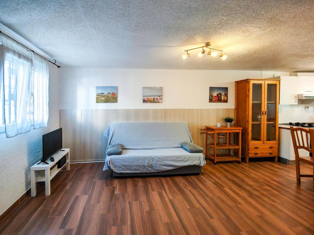 1 dormitorio con 1 cama y TV en Adosados Boix Serrat, en Peñíscola