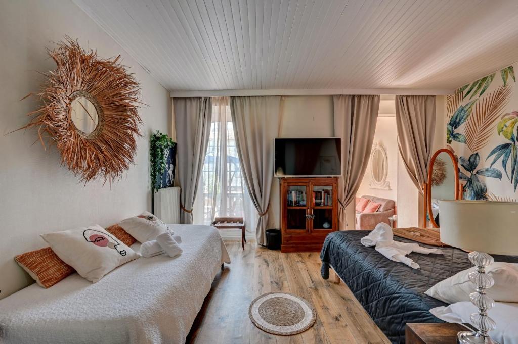TV a/nebo společenská místnost v ubytování Hotel Des Artistes