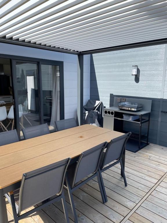 Posedenie v ubytovaní Chalet pour 6 - Domaine avec piscine chauffée