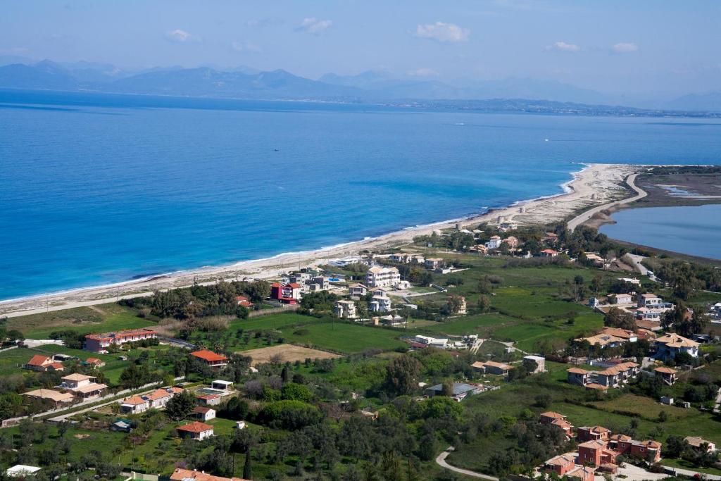 una vista aerea di una spiaggia accanto all'acqua di Sea View Frini Lefkada a Città di Lefkada