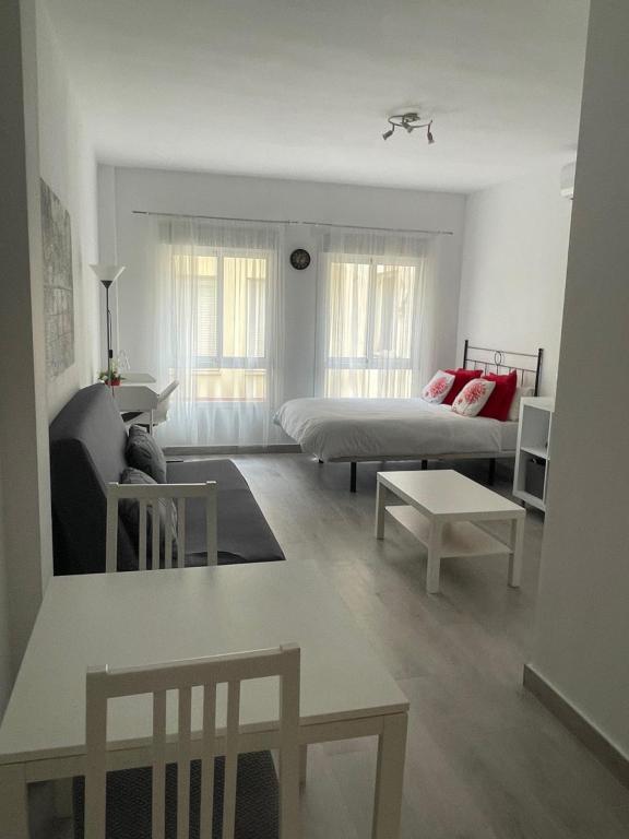 ein Wohnzimmer mit einem Bett und einem Sofa in der Unterkunft Victoria 68 SUITE in Málaga