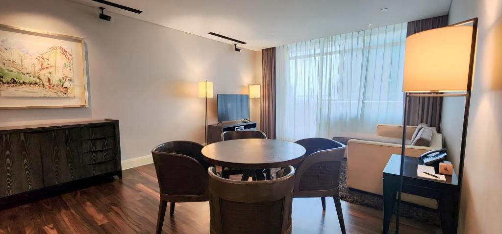 Khu vực ghế ngồi tại Ascott Raffles Place Singapore