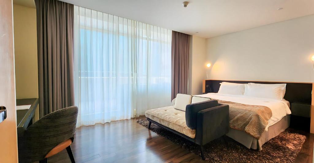 Giường trong phòng chung tại Ascott Raffles Place Singapore