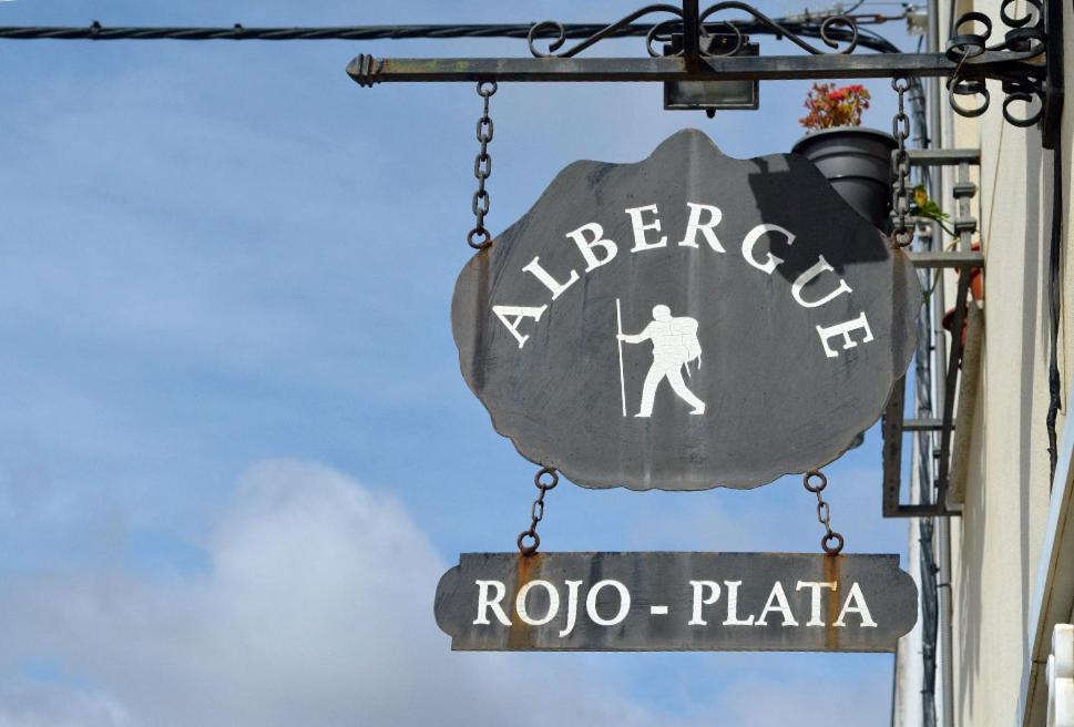 a sign that says rico plate on the side of a building at Albergue Rojo Plata in Torremegía