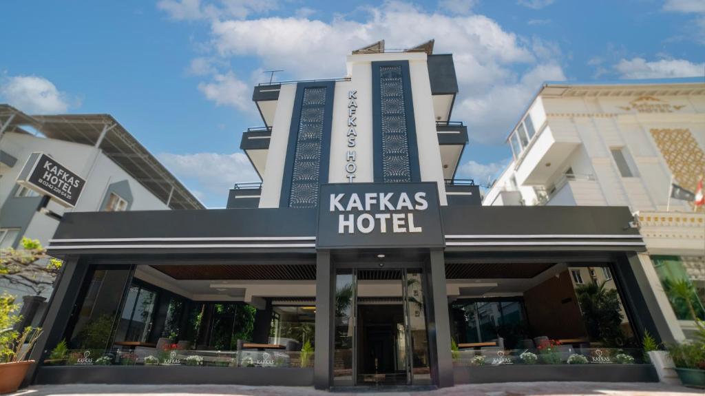 un hotel con un letrero que dice hotel kazaks en Kafkas Hotel, en Antalya