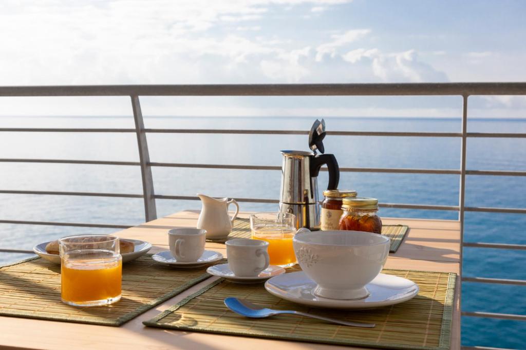 una mesa con café y té en un crucero en La Vela, en Finale Ligure