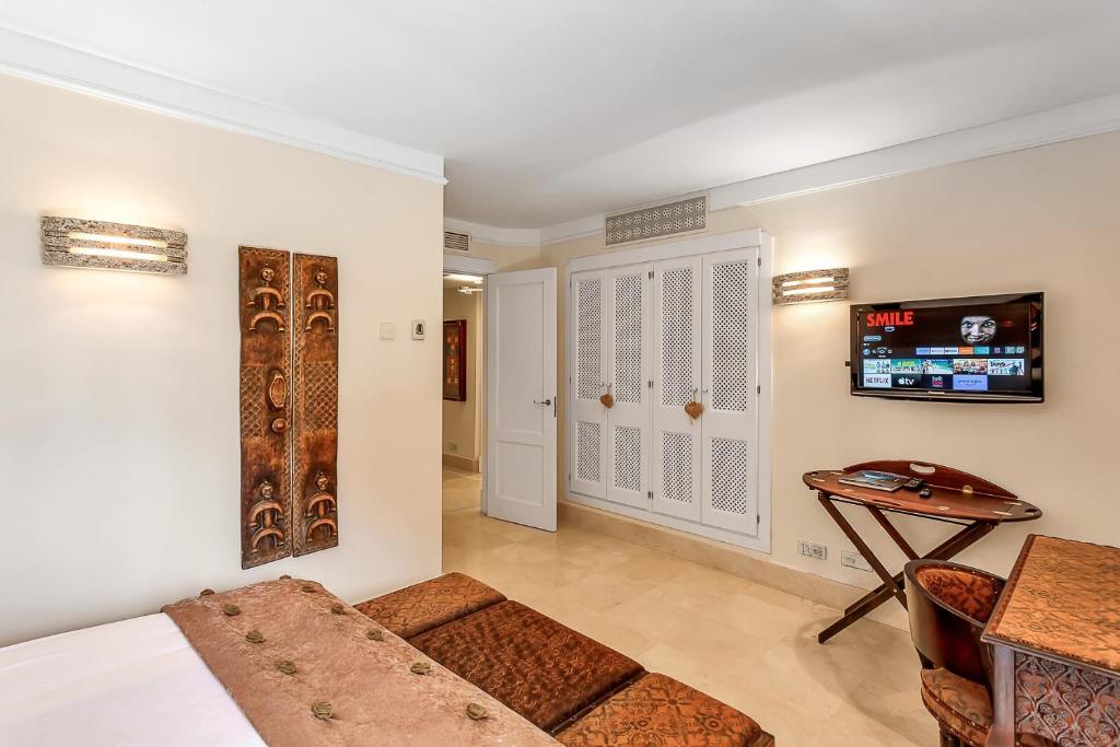 TV a/nebo společenská místnost v ubytování YOLO Spaces - Sotogrande - Puerto Boutique Apartment