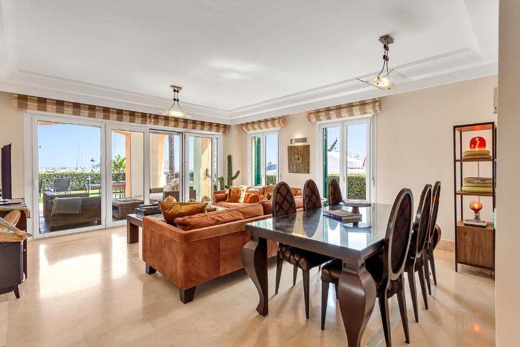 Posezení v ubytování YOLO Spaces - Sotogrande - Puerto Boutique Apartment