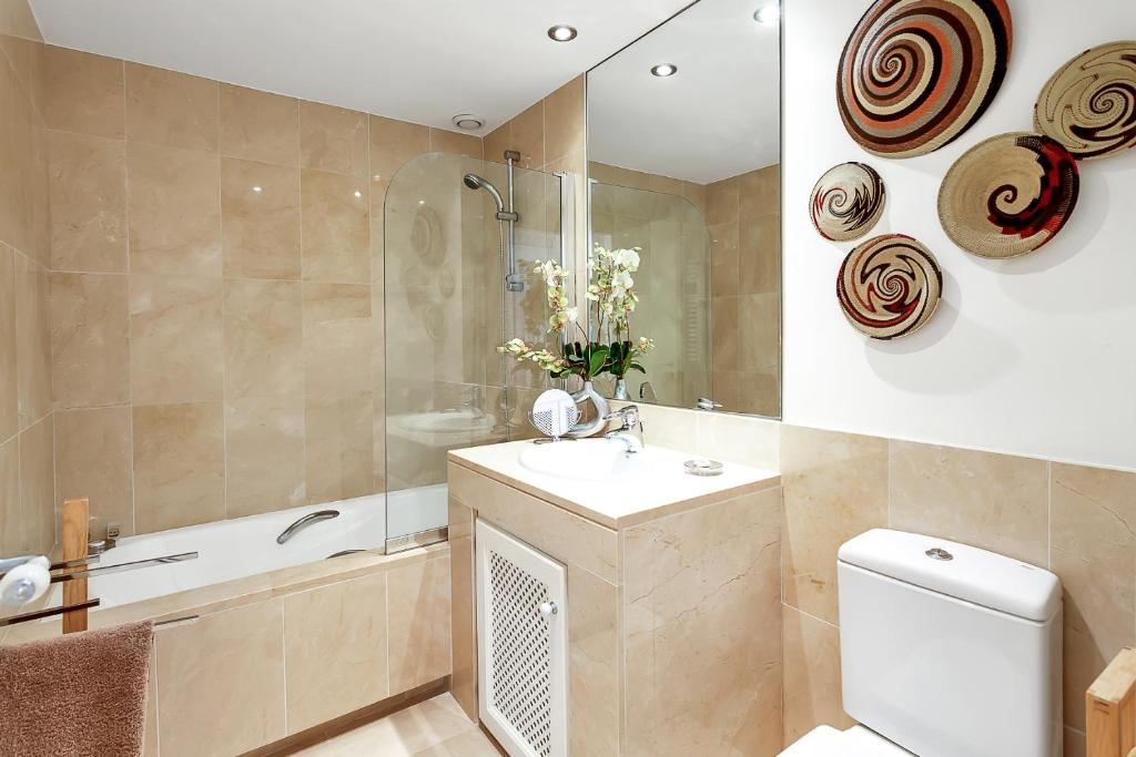 Koupelna v ubytování YOLO Spaces - Sotogrande - Puerto Boutique Apartment