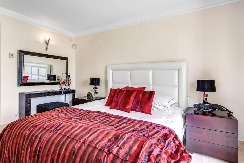 Postel nebo postele na pokoji v ubytování YOLO Spaces - Sotogrande - Puerto Boutique Apartment