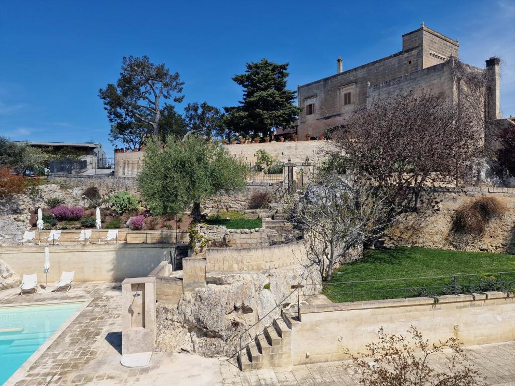 eine Villa mit einem Pool vor einem Gebäude in der Unterkunft Residence Masseria Santa Lucia in Matera