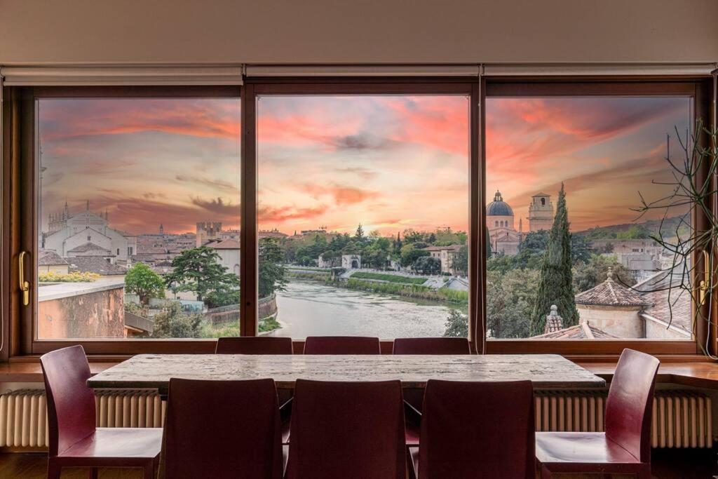 Dieses Zimmer verfügt über ein großes Fenster mit Flussblick. in der Unterkunft Domus Verona - Residenza Ponte Pietra in Verona