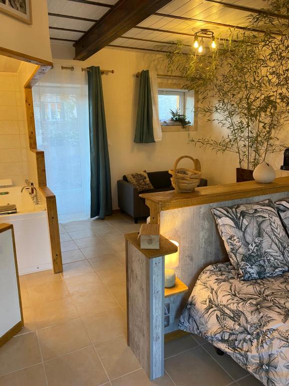 Posezení v ubytování L'Anagramme, chambres, table d'hôtes et gîte pour adultes, naturistes ou non !