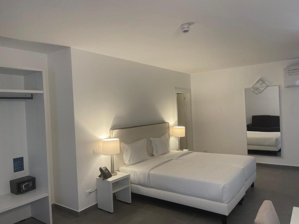 Postel nebo postele na pokoji v ubytování Oasis White Hotel