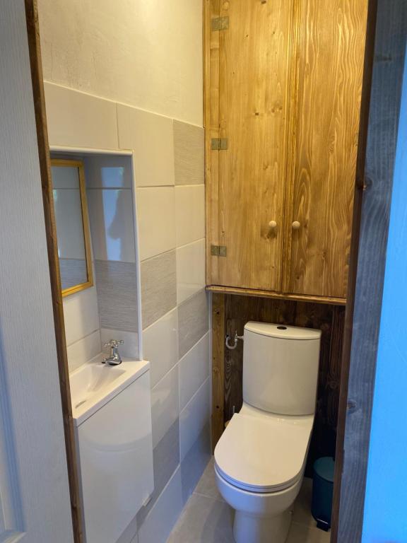 Koupelna v ubytování L'Anagramme, chambres, table d'hôtes et gîte pour adultes, naturistes ou non !