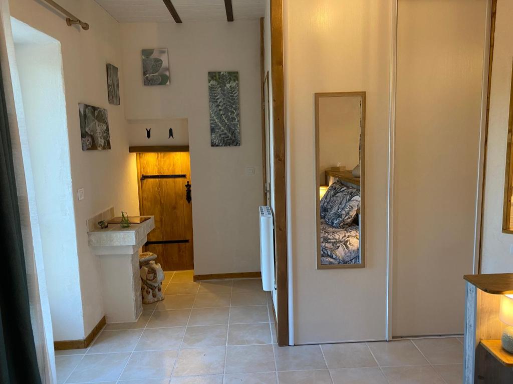 Postel nebo postele na pokoji v ubytování L'Anagramme, chambres, table d'hôtes et gîte pour adultes, naturistes ou non !