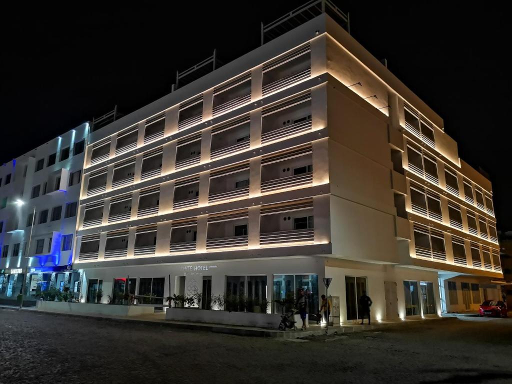 un gran edificio blanco por la noche con sus luces encendidas en Oasis White Hotel en Sal Rei