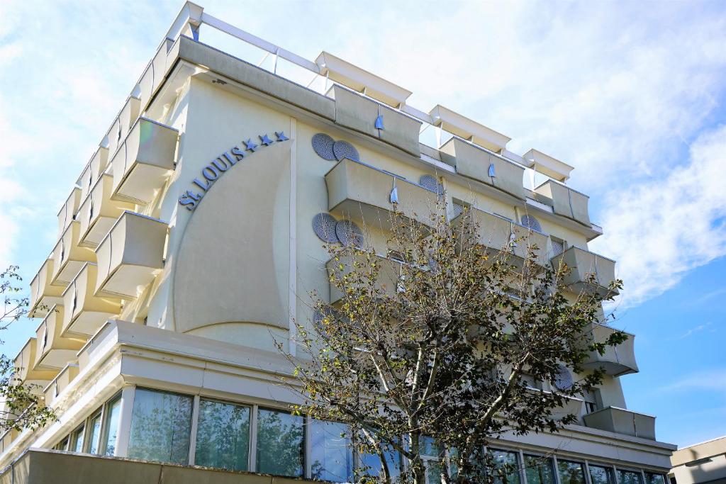 um edifício com um sinal na lateral em Hotel Saint Louis em Rimini