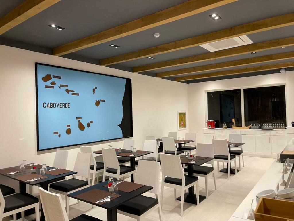 TV a/nebo společenská místnost v ubytování Oasis White Hotel