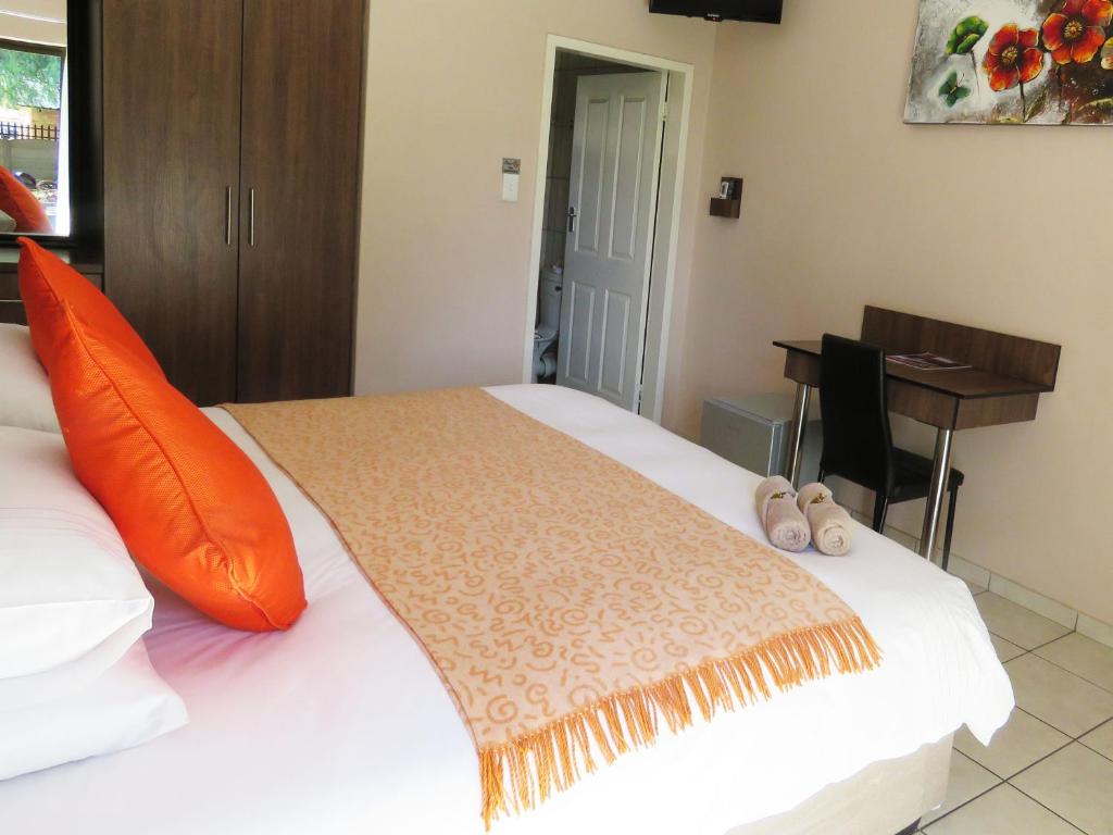 Postel nebo postele na pokoji v ubytování Andante Guesthouse Klerksdorp