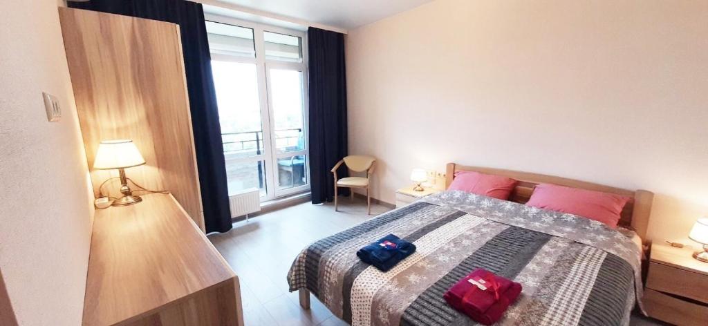 Un pat sau paturi într-o cameră la FlatService Затишні та просторі апартаменти в ЖК Parklend