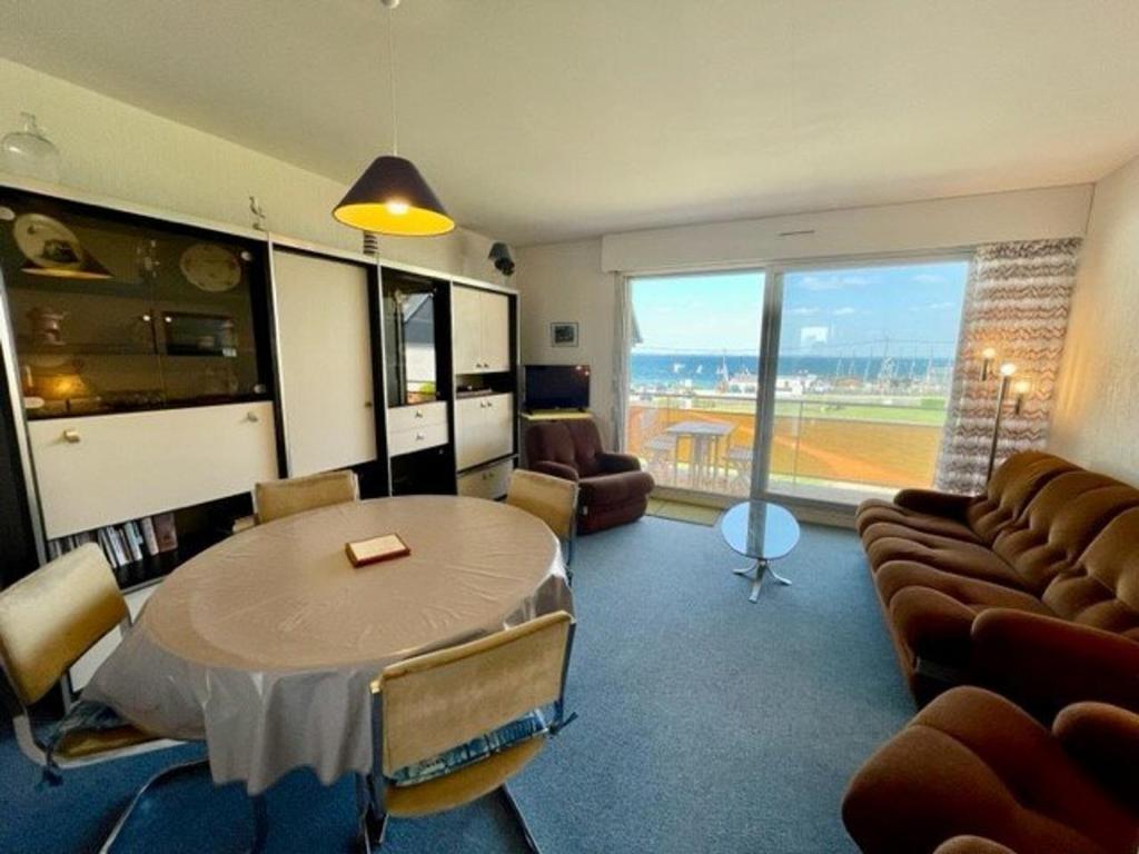 ein Wohnzimmer mit einem Tisch und einem Sofa in der Unterkunft Appartement Quiberon, 3 pièces, 4 personnes - FR-1-478-242 in Quiberon