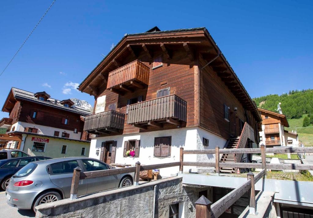 una casa con una macchina parcheggiata di fronte di Bait dal Molin Florin a Livigno