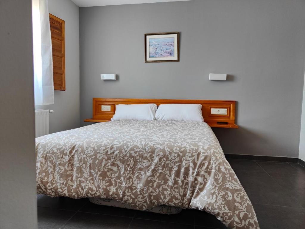 A bed or beds in a room at Hotel Puerta de Javalambre