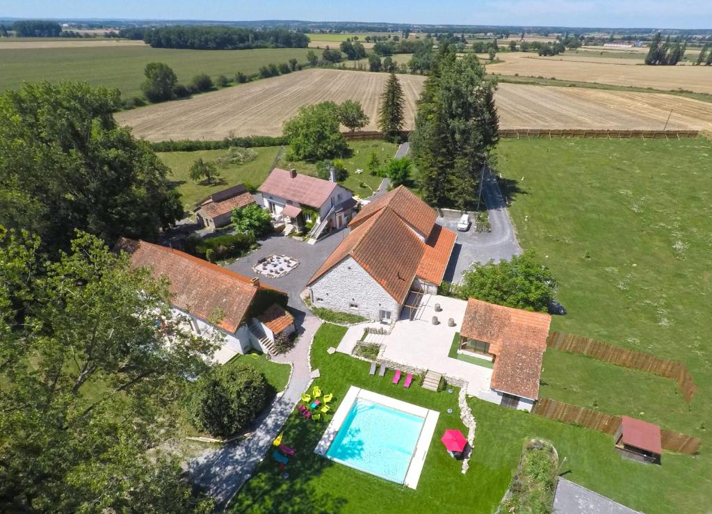 Bazén v ubytování L'Anagramme, chambres, table d'hôtes et gîte pour adultes, naturistes ou non ! nebo v jeho okolí