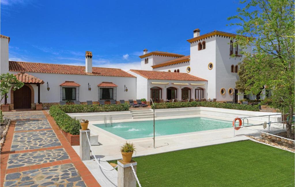 une grande maison avec une piscine dans la cour dans l'établissement 12 Bedroom Stunning Home In La Granada De Ro-tint, à La Granada de Río Tinto