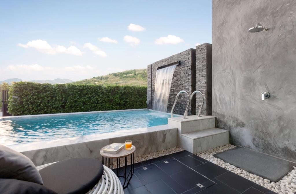 Bazén v ubytování The cozy private pool villa nebo v jeho okolí