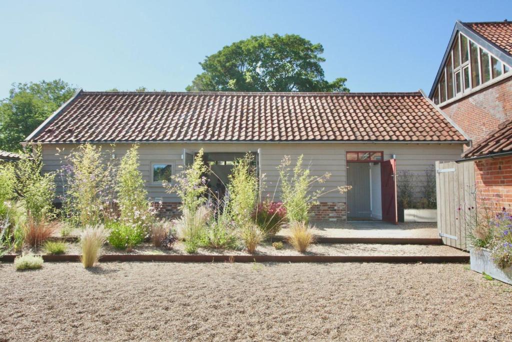 a house with a garden in front of it at Gull Farm Barn in Burgh