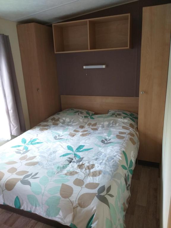 Posteľ alebo postele v izbe v ubytovaní KERLANN****MOBIL-HOME 4 CH TOUT CONFORT