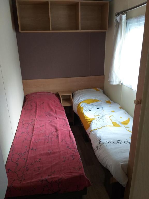 Posteľ alebo postele v izbe v ubytovaní KERLANN****MOBIL-HOME 4 CH TOUT CONFORT