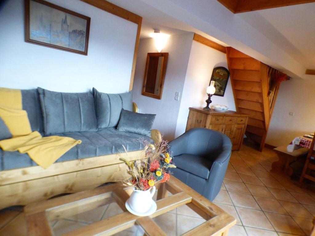 - un salon avec un canapé bleu et une table dans l'établissement Appartement Villard-sur-Doron, 4 pièces, 10 personnes - FR-1-594-198, à Villard-sur-Doron