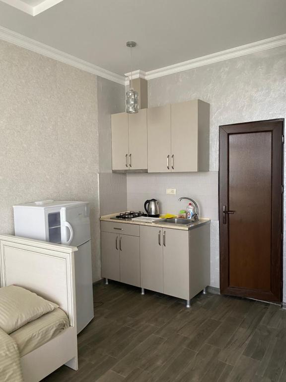 Kuchyň nebo kuchyňský kout v ubytování House on Moryakov 55