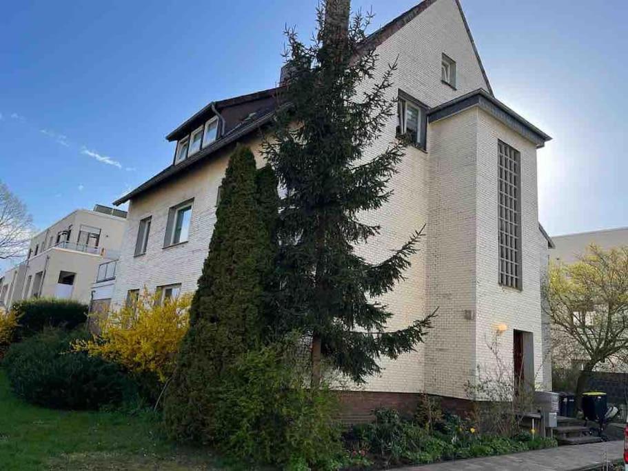 duży dom z drzewem przed nim w obiekcie Private room in Misburg, Hanover w Hanowerze