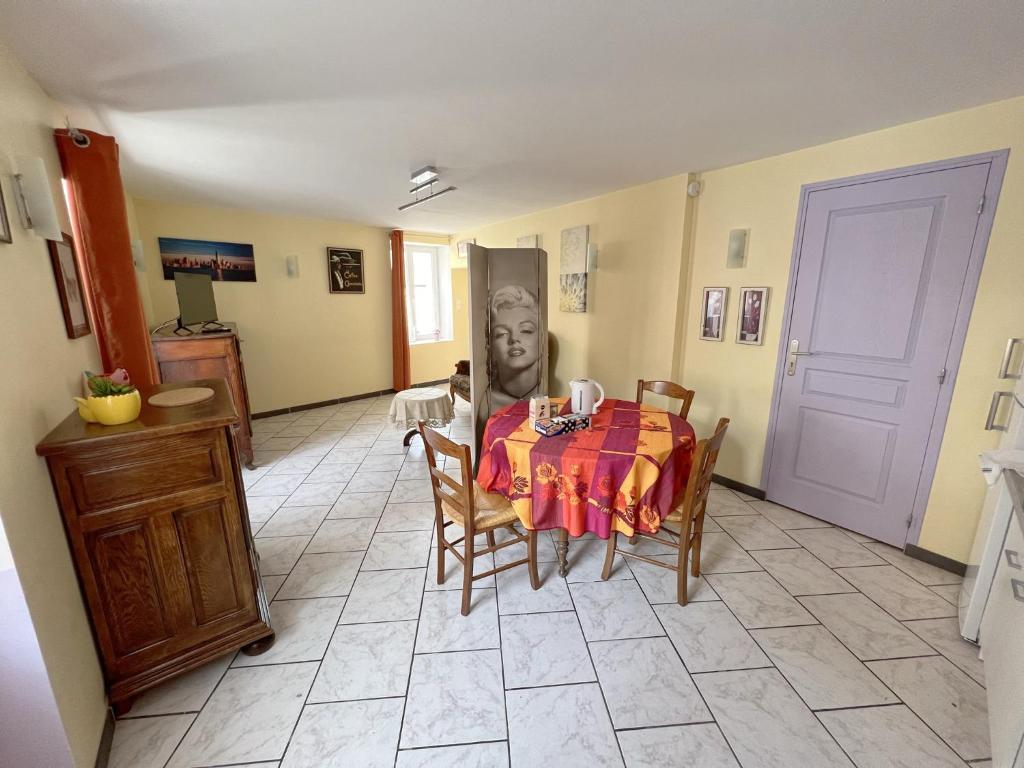 Les Meublés du Rocher - Près du parc LE PAL - Apartamento De Un Dormitorio