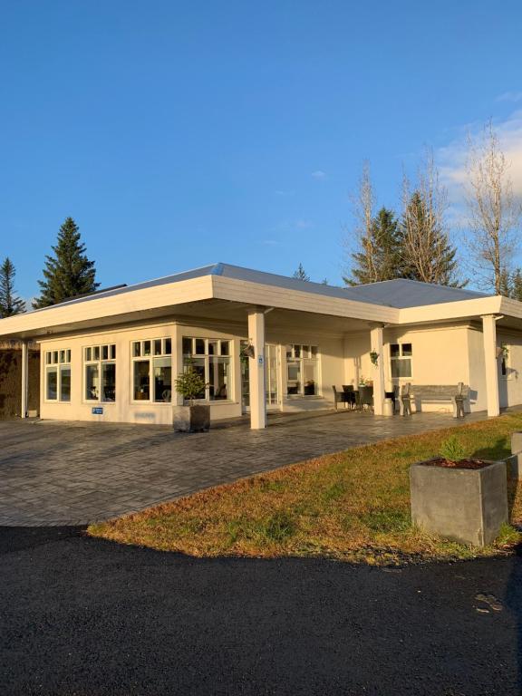 Byggingin sem gistiheimilið er í