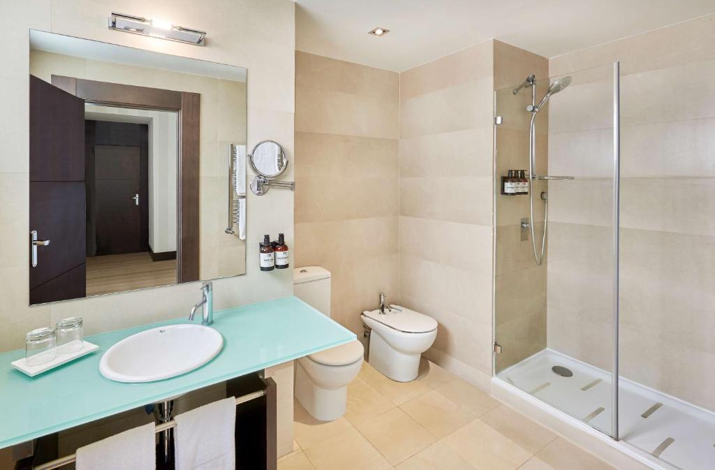 A bathroom at NH Madrid Lagasca