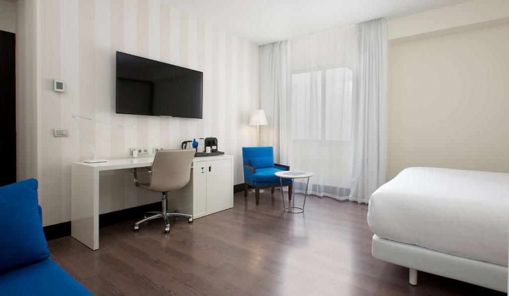 A television and/or entertainment centre at NH Madrid Lagasca