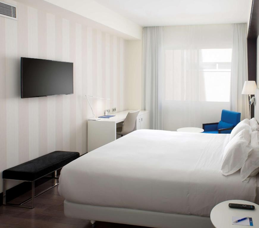 A bed or beds in a room at NH Madrid Lagasca
