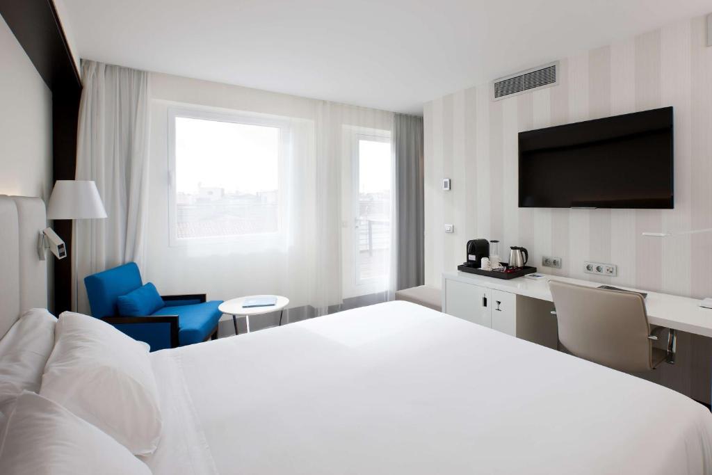 A bed or beds in a room at NH Madrid Lagasca