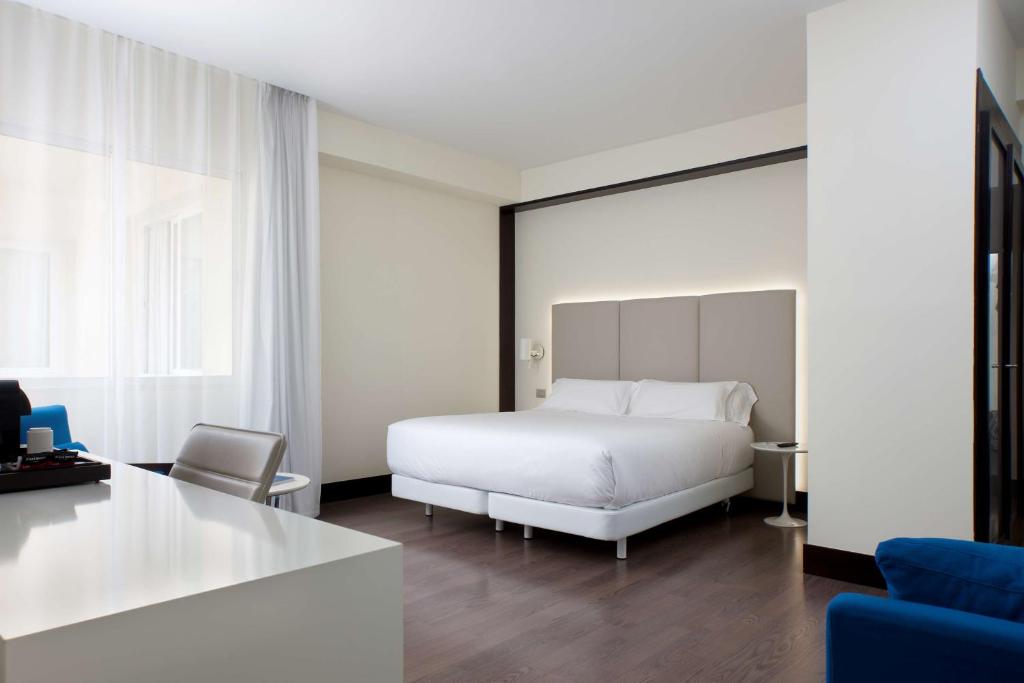 A bed or beds in a room at NH Madrid Lagasca